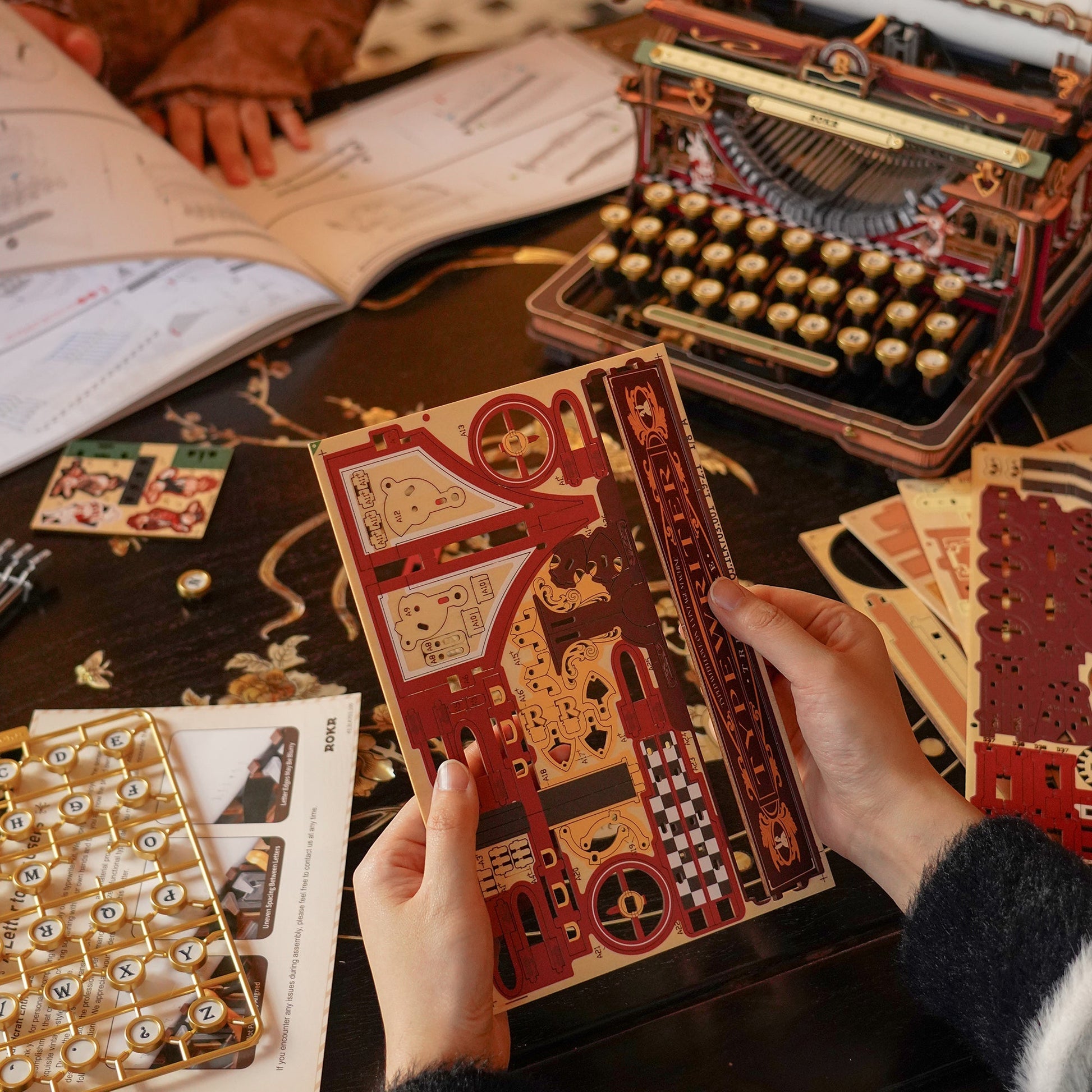 Rokr - Mechanikus írógép – varázslatos változat Robotime 324 darabos kirakó puzzle (RO-LK703C) - puzzlegarden