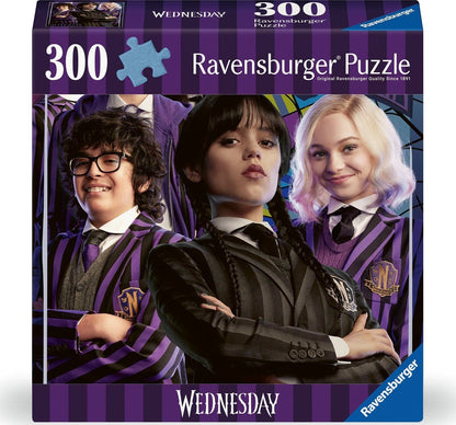 Wednesday - A Kívülállók, menők! Ravensburger 300 darabos kirakó puzzle (RA-17574 4005556175741) - puzzlegarden